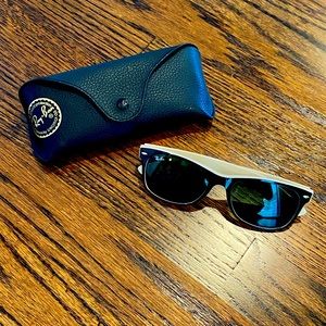 Unisex Rayban New wayfarer sunglasses like new with case